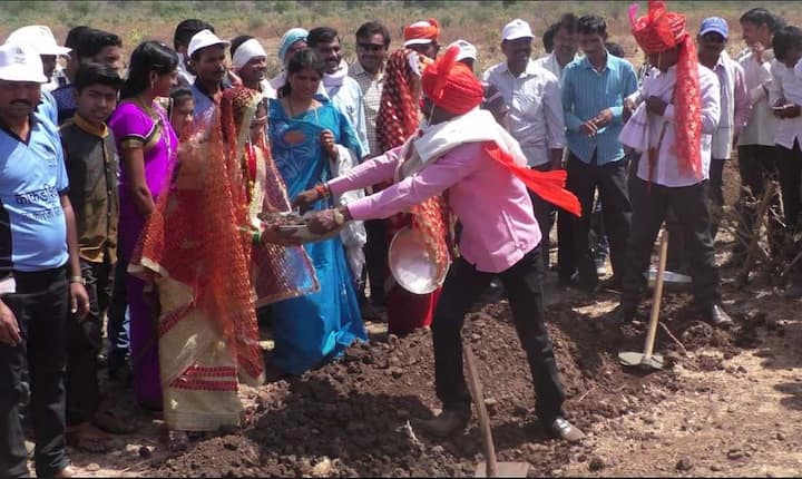 या विवाहामध्ये सहभागी होऊ इच्छिणाऱ्यांना आधी श्रमदान करावं, नंतरच विवाह सोहळ्यात सहभागी व्हावं, अट ठेवण्यात आली होती.