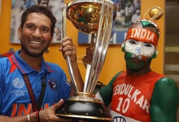 इंग्लंडमधील चॅम्पियन्स ट्रॉफीसाठी संघनिवड जाहीर करण्याची आयसीसीची अंतिम मुदत उलटून गेली तरीही बीसीसीआयनं टीम इंडियाची घोषणा केलेली नाही. तसंच या स्पर्धेसाठी आपल्या खेळाडूंना युनायटेड किंग्डमचा व्हिसा मिळावा म्हणून बीसीसीआयनं अर्जही केलेला नाही. पण चॅम्पियन्स ट्रॉफीसाठी सुधीर चौधरी या टीम इंडियाच्या पाठीराख्याला युकेचा व्हिसा मिळावा म्हणून सचिन तेंडुलकरनं व्हिसा अधिकाऱ्यांना शिफारसपत्र लिहिलं आहे.