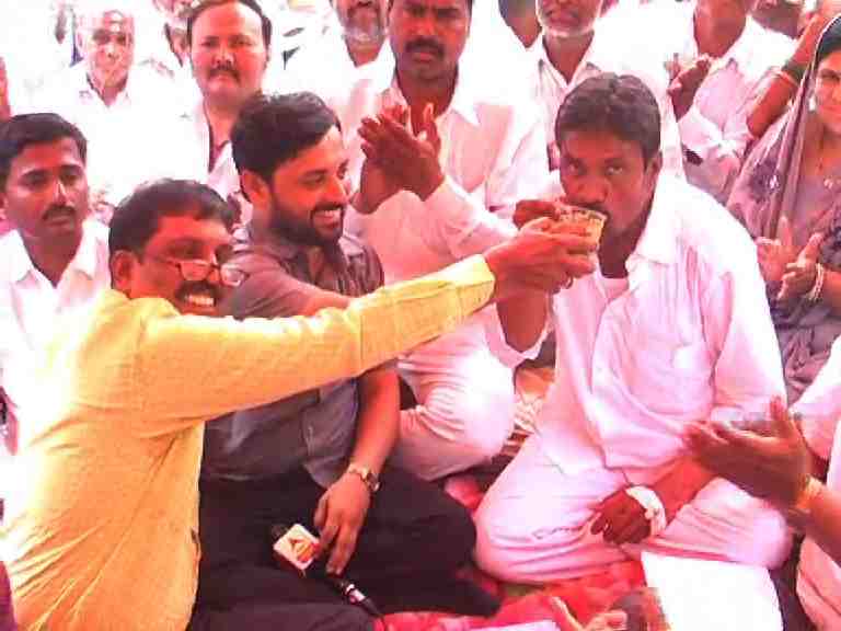 आष्टी उपसा सिंचन योजनेसाठीचं उपोषण मागे, प्रशासनाकडून लेखी आश्वासन