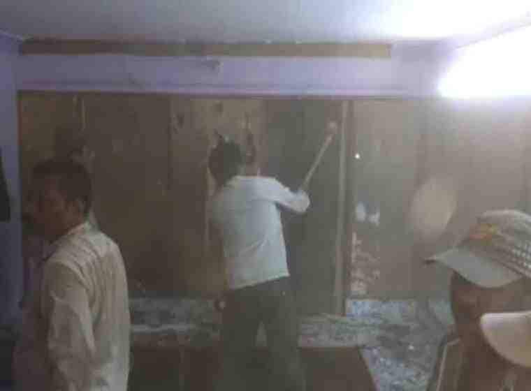 Ulhasnagar Municipal Corporation Action Against Dance Bar Latest Updates माझा इफेक्ट : उल्हासनगरमधील डान्सबारवर महापालिकेचा हातोडा