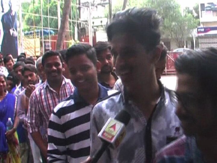 पिंपरीत रांगा तिकडे पिंपरी-चिंचवडमध्येही बाहुबली-2 पाहण्यासाठी चाहत्यांच्या रांगा लागलेल्या दिसल्या. लहान थोरांसह सर्वच वयोगटातील प्रेक्षकांमध्ये बाहुबली पाहण्याची उत्सुकता दिसली.