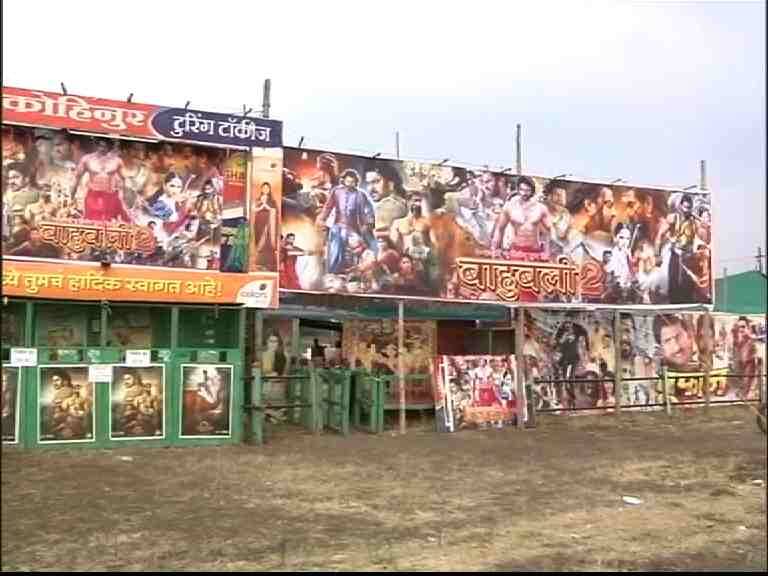 Osmanabad Baahubali 2 Movie Screening In Touring Talkies उस्मानाबादेत टुरिंग टॉकिजमध्ये बाहुबली 2, तिकीट अवघं..