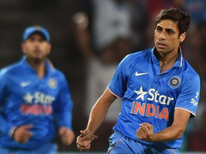 टीम इंडियचा वेगवान गोलंदाज आशिष नेहरा एक असा खेळाडू आहे, जो कधीही खचून जात नाही. अनेकदा दुखापतीमुळे तो टीममधून बाहेर राहिला. मात्र, नव्या जोमाने पुनरागमनाची तो तयारीही करतो. आम्ही तुम्हाला आज नेहराचा असा एक रेकॉर्ड सांगणार आहोत, जो अजूनपर्यंत कुठल्याही भारतीय गोलंदाजाने मोडला नाही.