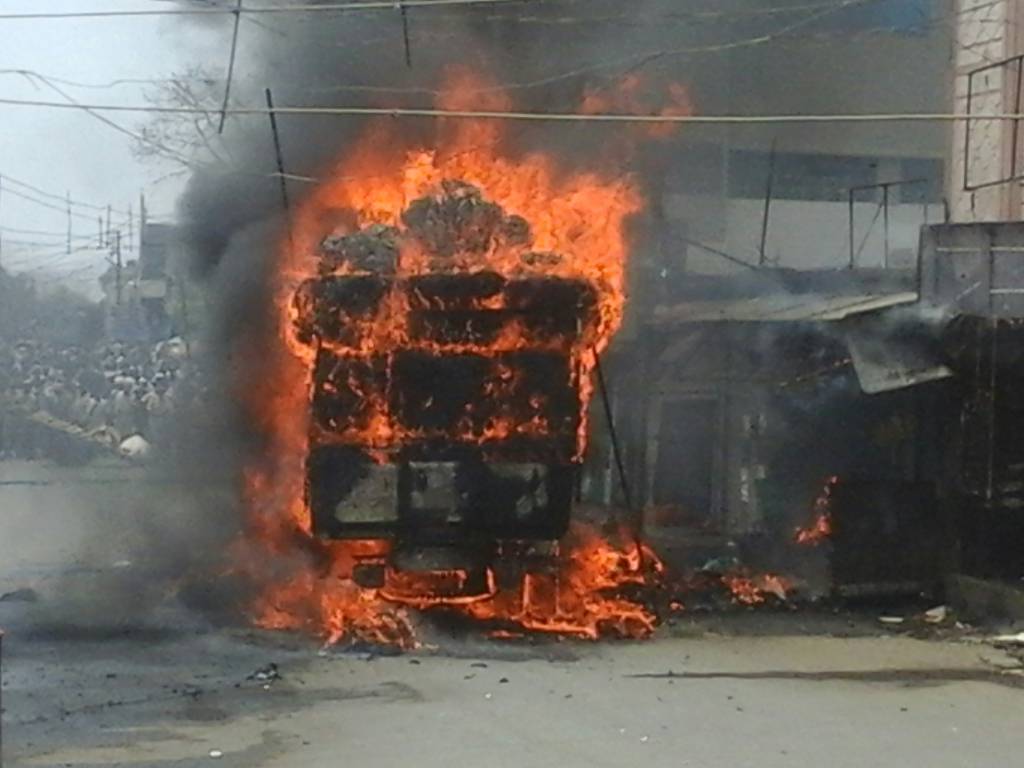 भर रस्त्यात कापसाने भरलेला ट्रक जळून खाक