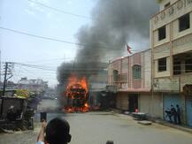 भर रस्त्यात कापसाने भरलेला ट्रक जळून खाक