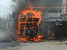 भर रस्त्यात कापसाने भरलेला ट्रक जळून खाक