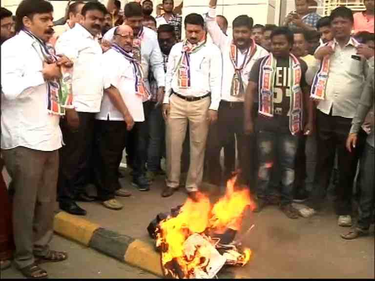 Mns Party Workers Burnt Pakistani Brands Cloths In Mumbai Latest Updates पाकिस्तानी ब्रँड्सच्या कपड्यांची मनसेकडून होळी, मुंबईत मालाडमध्ये आंदोलन