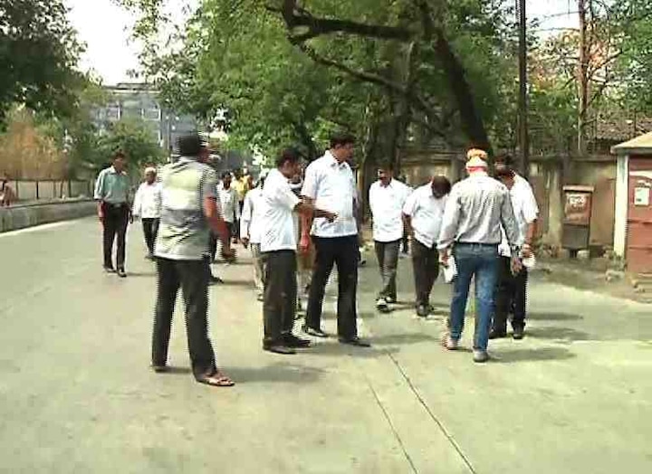 Nagpurkars Revealed Poor Road Works On Maharashtra Day महाराष्ट्र दिनी नागपूरकरांकडून निकृष्ट कामांची पोलखोल