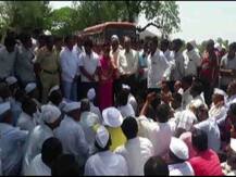 गारपीटीनंतर पंचनाम्यासाठी टाळाटाळ, संतप्त शेतकऱ्यांचा रास्तारोको