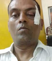 रेल्वे स्थानकात तिकीट बुकिंग क्लार्कची अधिकाऱ्याला मारहाण