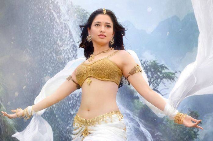 तर सिनेमात अवंतिकाची व्यक्तिरेखा साकारणाऱ्या तमन्ना भाटियाने सिनेमाचा भाग बनण्यासाठी निर्मात्यांकडून 5 कोटी रुपये घेतले. 