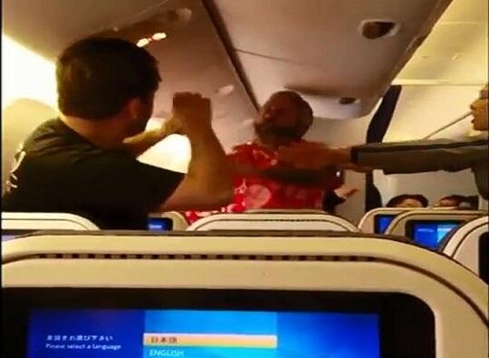 Two Passengers Beat Each Other On Flight Video Goes Viral VIDEO : विमानात दोन प्रवाशांची फ्री स्टाईल हाणामारी
