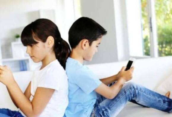 Excess Use Of Smartphone Risks Mental Health Latest Update स्मार्टफोनचा वापर जरा जपूनच करा, नाहीतर...