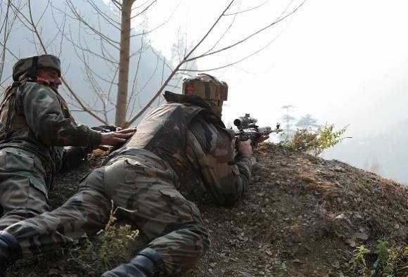 Jammu & Kashmir : Indian Army jawan Killed 4 terrorists in encounter in area of Shopian Jammu And Kashmir : जवान आणि दहशतवाद्यांमध्ये चकमक सुरुच, 24 तासांत 4 ठार