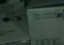 दारुच्या ट्रकला अपघात, गावकऱ्यांचा दारुच्या बॉक्सवर डल्ला!