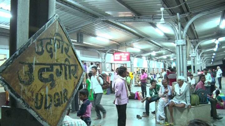 लातूर येथून सुटणारी लातूर-मुंबई एक्स्प्रेस बिदरहून सोडण्याचा निर्णय घेण्यात आला आहे. मात्र या गाडीत लातूरकरांनाच जागा मिळत नाही, तर बिदरहून सोडल्यानंतर आणखी प्रवाशांची भर पडेल, त्यामुळे लातूरकरांची आणि पुढच्या प्रवाशांची गैरसोय होईल, असं लातूरकरांचं म्हणणं आहे.