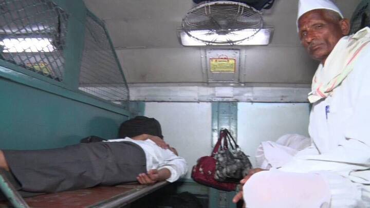  लातूरकरांच्या निर्णयाला उदगीरकरांनी मात्र विरोध केला, लातूर एक्स्प्रेस बिदरहूनच कायम ठेवा, अशी मागणी उदगीरकरांनी केली आहे.