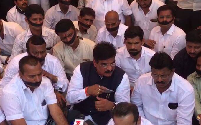 विजय शिवतारे आणि आयुक्त कुणाल कुमार यांनी फुरसुंगी कचरा डेपोला भेट देऊन गावकऱ्यांशी चर्चा केली.