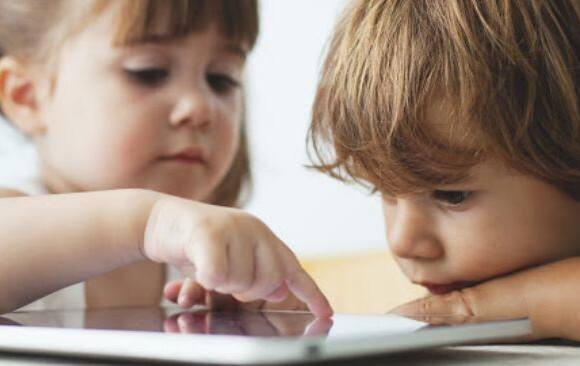 Tablet Use Slows Learning To Speak For Children स्मार्टफोन आणि टॅबलेटमुळे लहान मुलं उशीरा बोलायला शिकतात?