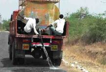 मुख्यमंत्र्यांच्या ताफ्यासाठी रस्ते पाण्याने धुतले