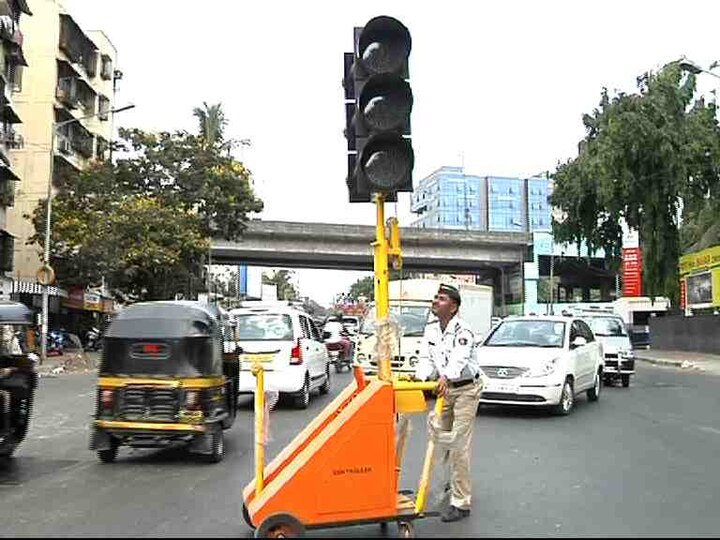 11 Portable Traffic Signals On Mumbai Trafffic Police मुंबई वाहतूक पोलिसांच्या ताफ्यात 11 पोर्टेबल सिग्नल दाखल