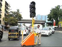 मुंबई वाहतूक पोलिसांच्या ताफ्यात 11 पोर्टेबल सिग्नल दाखल