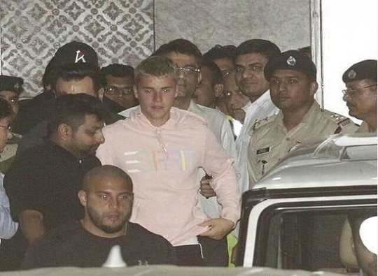 Justin Bieber Lands In Mumbai Concert Tonight Live Update जस्टिन बिबर मुंबईत दाखल, कॉन्सर्टसाठी चाहत्यांची झुंबड