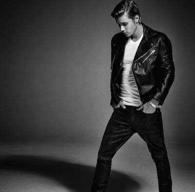 जगप्रसिद्ध पॉपसिंगर जस्टिन बिबरचा आज नवी मुंबईतल्या डी. वाय.पाटील मैदानात म्युझिक शो होणार आहे. जस्टिन बिबर मध्यरात्री मुंबई विमानतळावर आगमन झालं. त्यावेळी त्याला पाहण्यासाठी चाहत्यांची झुंबड उडाली. 23 वर्षीय पॉप सिंगर जस्टिन बिबरने ग्रॅमी अॅवॉर्डसर अनेक पुरस्कार मिळवले आहेत.