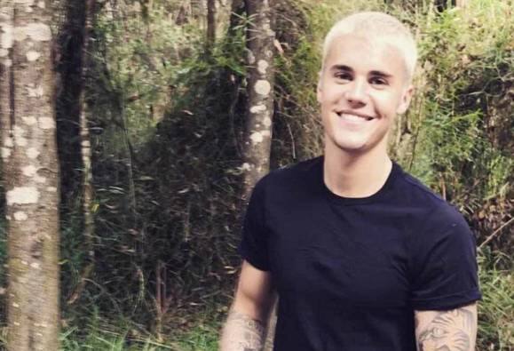 फोर्ब्सच्या माहितीनुसार जस्टिन बिबरने 2016 मध्ये सुमारे 56 मिलियन डॉलर कमावले होते. म्हणजेच भारतीय रुपयात सुमारे 362 कोटी रुपये