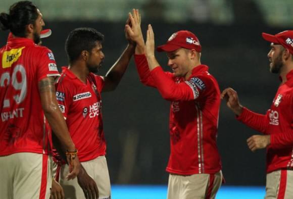 किंग्स इलेव्हन पंजाबने कोलकाता नाईट रायडर्सला 14 धावांनी मात देऊन प्ले ऑफच्या शर्यतीत नवी चुरस भरली आहे. आतापर्यंत 12 सामन्यांमध्ये 6 सामन्यात विजय मिळवला असून गुणतालिकेत पंजाब पाचव्या क्रमांकावर आहे. (Photo : BCCI)