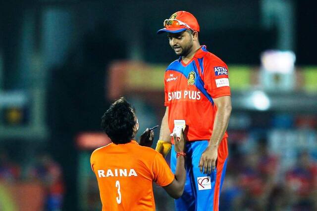 रैनाच्या ऑटोग्राफसाठी सुरक्षा भेदून चाहता थेट मैदानात!