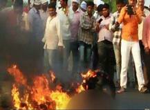 अपघातानंतर \'तो\' पेटला, पण बीडवासियांनी गाड्या नाही थांबवल्या