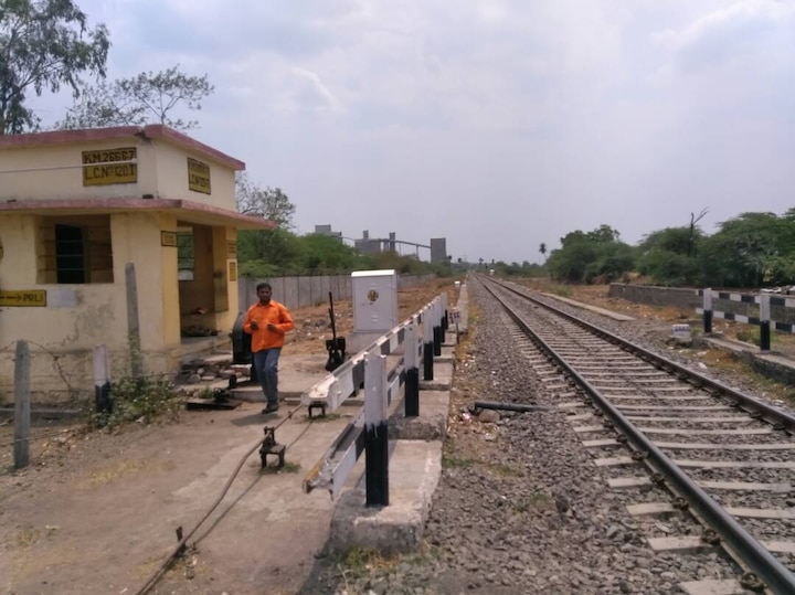 farmers stopped ahmednagar beed parli railway wo अहमदनगर-बीड-परळी रेल्वेमार्गाचं काम शेतकऱ्यांनी बंद पाडलं!