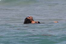 Miami Beachवर मनसोक्त डुंबताना प्रियांका चोप्रा!