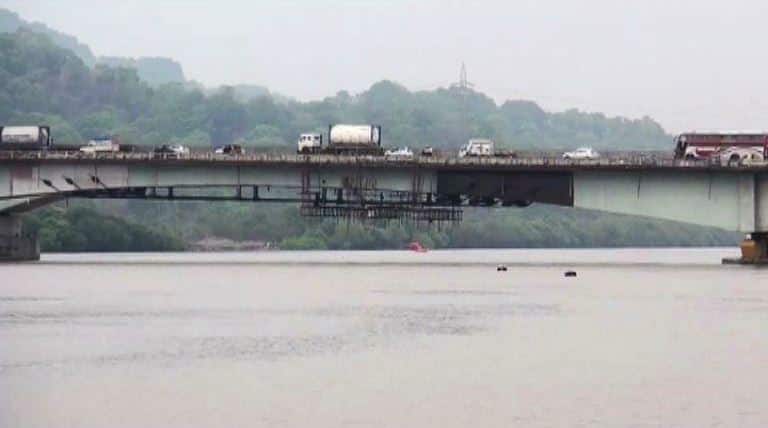 वर्सोवा ब्रिज बंद, मालिका कलाकारांनाही फटका Varso Bridge Closed For Next 3 Days Latest Updates वर्सोवा ब्रिज बंद, मालिका कलाकारांनाही फटका