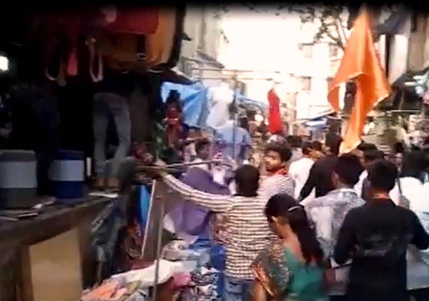 डोंबिवलीत सत्तेत असलेल्या शिवसेनेची राडेबाजी, फेरीवाल्यांची दुकानं उद्ध्वस्त Hawkers Shops Destroyed In Dombivali Shivsenas Agitation Latest Update डोंबिवलीत सत्तेत असलेल्या शिवसेनेची राडेबाजी, फेरीवाल्यांची दुकानं उद्ध्वस्त