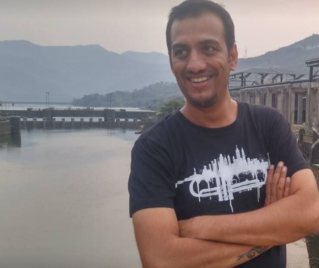 Pune Biker Ashutosh Phadke Dies As Bike Falls From Flyover Live Update पुण्यात उड्डाणपुलावरुन दुचाकी कोसळून साहसी बाईकरचा मृत्यू