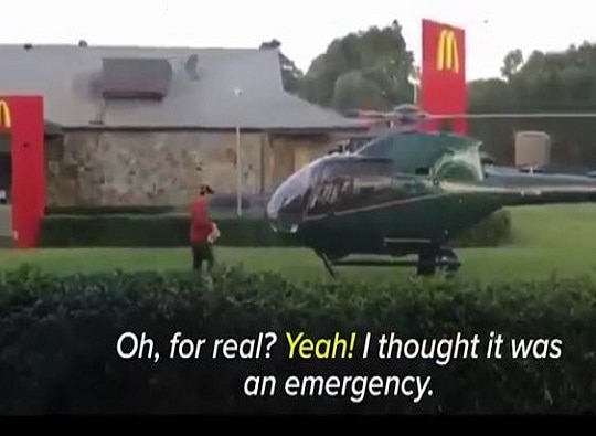 Hungry Pilot In Australia Landed A Helicopter Near A Mcdonalds Live Update VIDEO : भुकेल्या वैमानिकाचं McDonalds समोर हेलिकॉप्टर लँडिंग