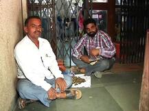 दहा रुपयांचे कॉईन घेण्यास नकार, शेतकऱ्यांचं बँकेसमोर धरणं