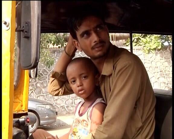 मुंबईत एक रिक्षाचालक त्याच्या तीन वर्षाच्या मुलाला मांडीवर घेऊन रिक्षा चालवतो. कारण त्याच्या पत्नीला अर्धांगवायू आहे. त्यामुळी ती मुलाला सांभाळू शकत नाही. म्हणून रिक्षाचालक आई आणि वडील दोघांचीही भूमिका पार पाडत आहे.