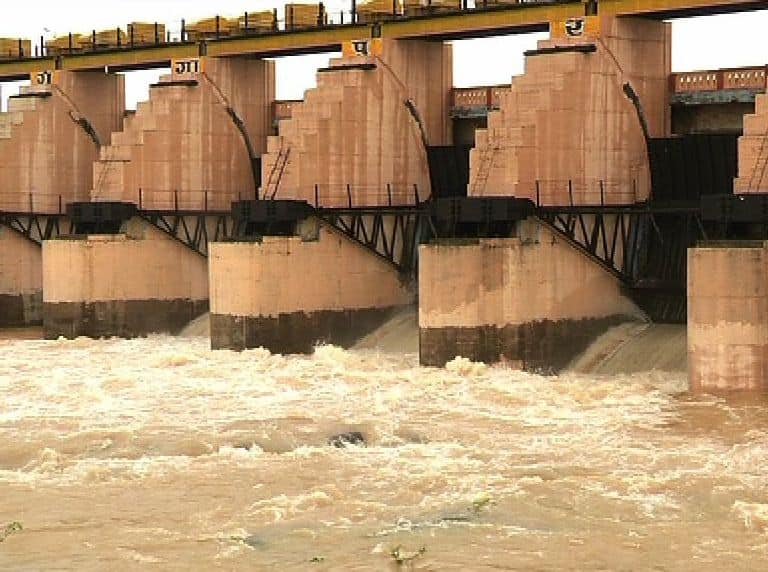 मुंबईकरांनो पाणी जपून वापरा, धरणांमध्ये 22 टक्के पाणीसाठा Mumbai water level goes down, BMC appeals citizens to save water मुंबईकरांनो पाणी जपून वापरा, धरणांमध्ये 22 टक्के पाणीसाठा