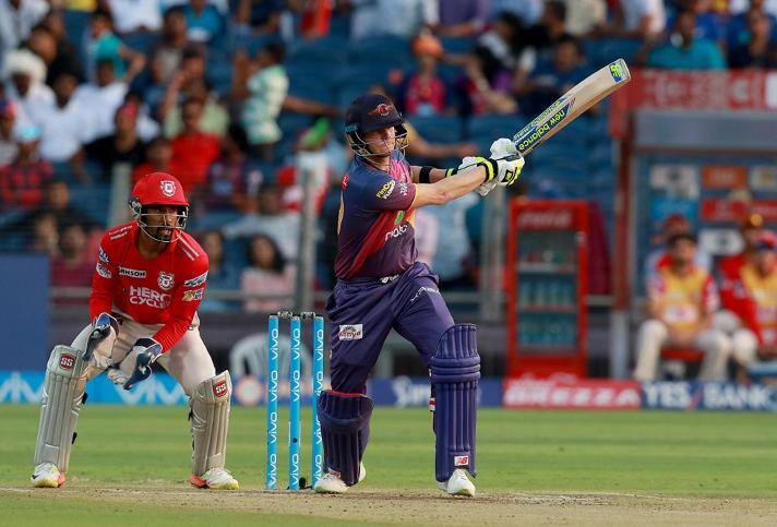 मात्र यंदाच्या आयपीएलमध्ये फायनलमध्ये धडक मारणारी पुण्याची टीम या यादीत सहाव्या स्थानावर आहे. पुण्याच्या फलंदाजांनी केवळ 79 षटकार ठोकले आहेत.