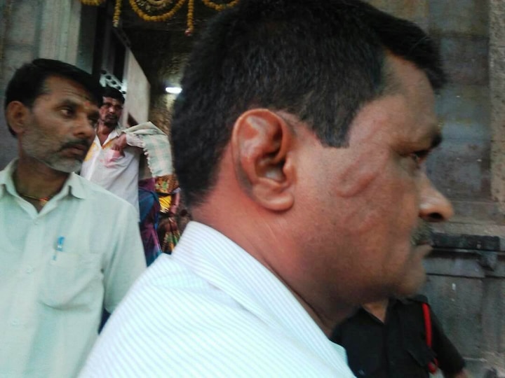 Priest Beaten Devotee In Pandharpur Latest Updates विठ्ठलाच्या गळ्यात हार घातल्याने पंढरपुरात पुजाऱ्याची भाविकाला मारहाण