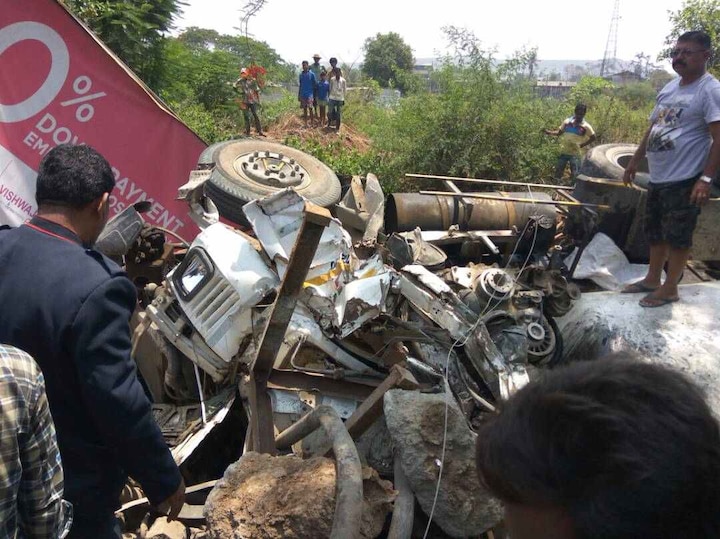 Accident Due To Break Fail Of Mixer Three Died In Ambarnath Latest Updates सिमेंट मिक्सरचा ब्रेक फेल, रिक्षाला धडकून तिघांचा मृत्यू