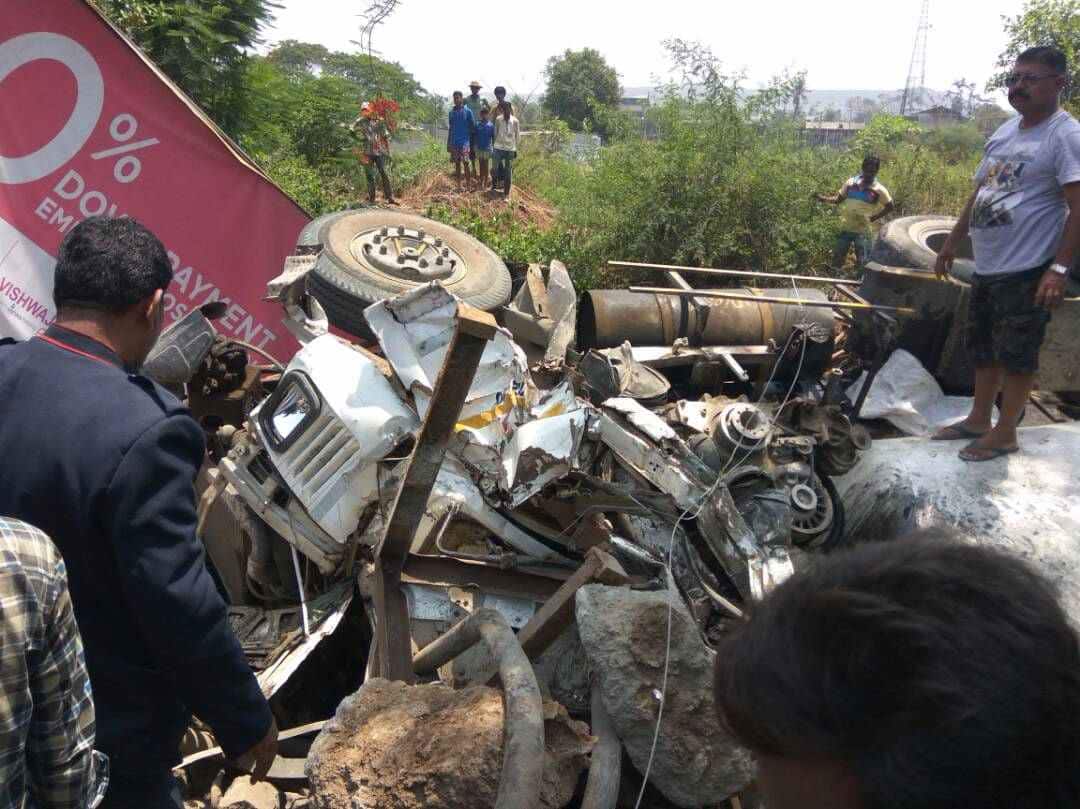 सिमेंट मिक्सरचा ब्रेक फेल, रिक्षाला धडकून तिघांचा मृत्यू Accident Due To Break Fail Of Mixer Three Died In Ambarnath Latest Updates सिमेंट मिक्सरचा ब्रेक फेल, रिक्षाला धडकून तिघांचा मृत्यू