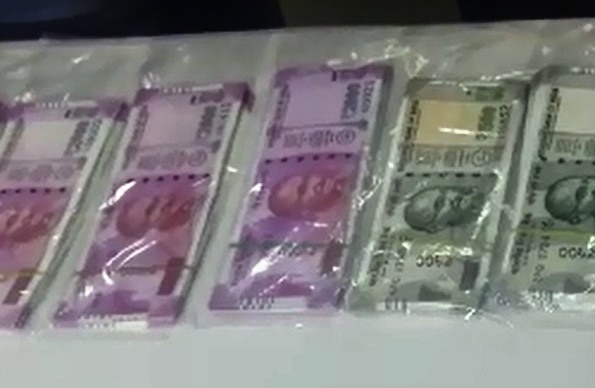 Seizes Fake Notes In Surat Latest Updates सुरतमध्ये 70 ते 80 लाखांचं कर्ज फेडण्यासाठी बनावट नोटांची छपाई