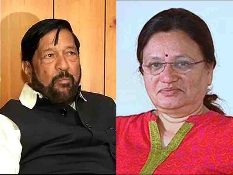 पुण्यात दारुबंदीवरुन महापौर आणि पालकमंत्री आमने-सामने Pune Mayor Mukta Tilak And Girish Bapat Face A Ban On Liquor In Highway पुण्यात दारुबंदीवरुन महापौर आणि पालकमंत्री आमने-सामने