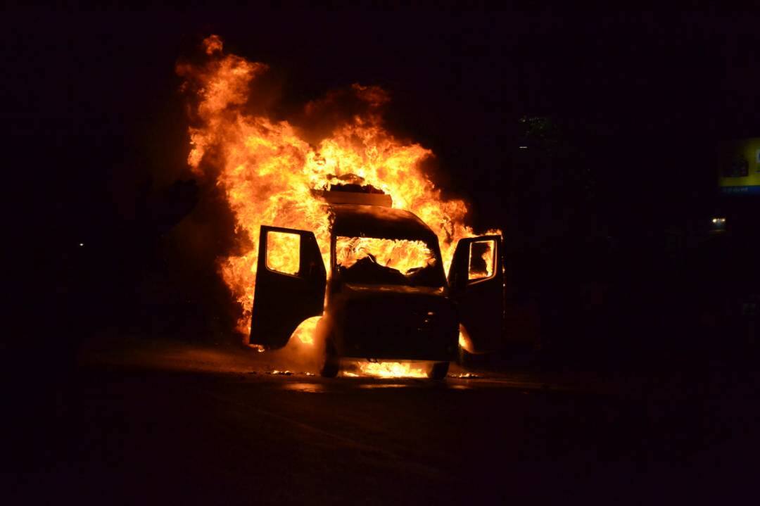 Mini Bus Burnt In Nashik Latest Updates नाशिकमध्ये मिनी बसला आग, सुदैवाने 10 जण बचावले!