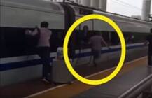 VIDEO : चीनमध्ये मेट्रोमधून उतरताना तरुणाची बोटं अडकली!