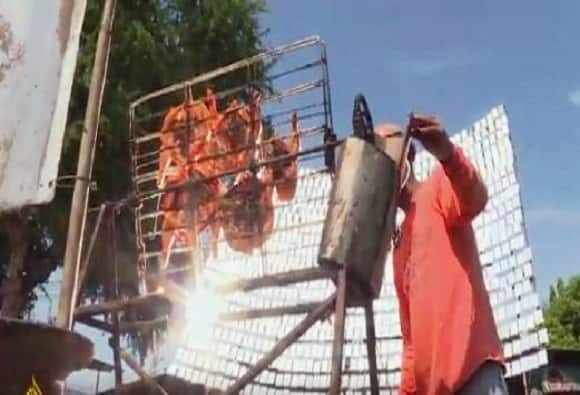 A Man Who Cook Chicken With Just The Power Of The Sun In Thailand Latest News Updates वेल्डिंग मास्क घालून सौरऊर्जेवर चिकन शिजवणारा शेफ!